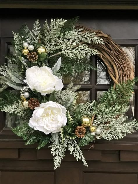 Christmas Wreath On Windows Outdoor, Christmas Tree Inspiration White, Christmas Wreaths For Windows, Couronne Diy, Winter Wreath Diy, Holiday Wreaths Christmas, White Christmas Wreath, Holiday Wreaths Diy, Christmas Wreaths Diy Easy