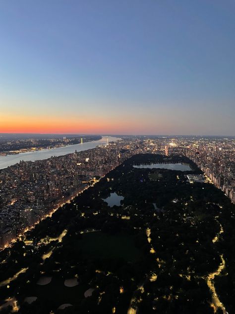 View on Central Park, Upper West Side and Hudson at night from one of the tallest skyscrapers in the city and World. Penthouse Night, Central Park At Night, Park At Night, Central Park View, Nyc Penthouse, Central Park West, Park View, Upper West Side, City Living