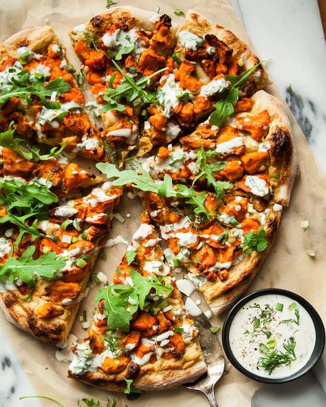 Vegan Buffalo Cauliflower Pizza with Roasted Onion Cream Buffalo Cauliflower Pizza, Cauliflower Pizza Recipe, Cauliflower Cream, Vegan Buffalo Cauliflower, Pizza Vegana, Onion Pizza, Laura Wright, Roasted Onions, Fruit Roll Ups