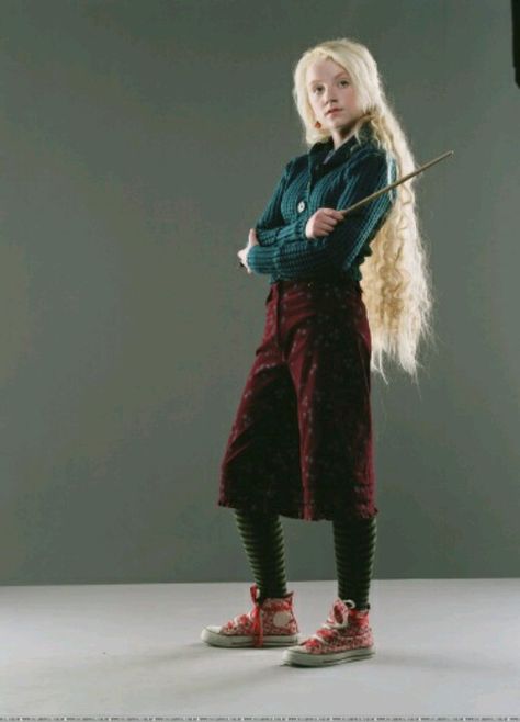 Luna Lovegood Luna Love Good Outfit Aesthetic, Luna Lovegood Outfits Inspiration, Luna Lovegood Aesthetic Outfit, Loona Lovegood, Luna Lovegood Shoes, Luna Lovegood Halloween Costume, Luna Lovegood Anime, Luna Lovegood Hair, Harry Potter Inspired Outfits