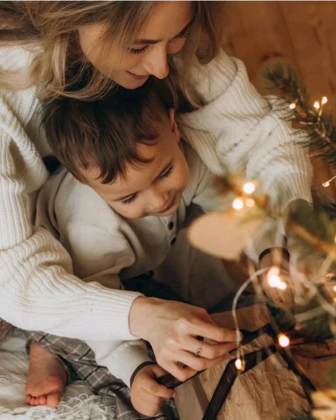 Family Holiday Pictures At Home, Christmas Aesthetic Family Pictures, Christmas In Home Session, Cozy Christmas Family Photos, Couch Christmas Pictures, Family Christmas Studio Photoshoot, Lifestyle Christmas Photography In Home, In Home Christmas Photos, Lifestyle Christmas Photoshoot