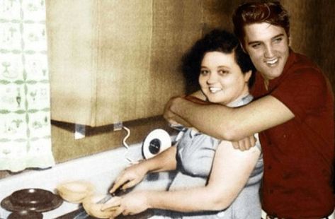 18 Rare Photos of Elvis and His Mum for Mother's Day : Retro Eye Candy Elvis Presley Family, Sean Leonard, Elvis Presley Pictures, Elvis And Priscilla, Elvis Presley Photos, Priscilla Presley, Andrew Lincoln, Lisa Marie Presley, Memphis Tennessee