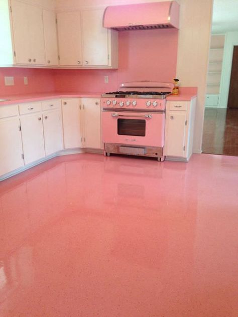 Elizabeth's 1965 kitchen before and after - from gloomy ... to retrolicious - Colorful Kitchen Appliances, Pink Kitchen Appliances, Bathroom Retro, Flooring Design, Retro Renovation, Interior Vintage, Kitchen Paint Colors, Hallway Kitchen, Pink Kitchen