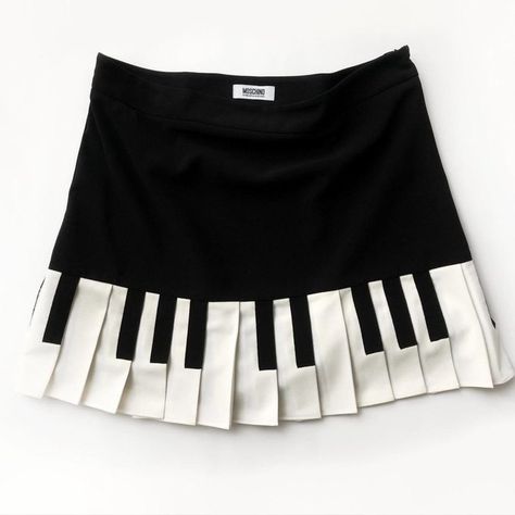 ًًً on X: "Moschino’s ‘90s Pleated Piano Skirt https://t.co/qWgHNQnM8Z" / X Piano Outfit, Piano Clothes, Piano Skirt, White Pleated Skirt, Grunge Girl, Model Fits, Long Skirt, Moschino, Pleated Skirt