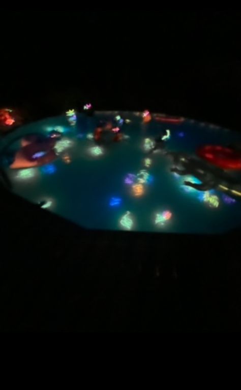 Pool Glow Sticks, Pool Party Glow Sticks, Glow Stick In Pool, Glow Stick Drinks, Glowsticks In Pool, Glow In The Dark Pool Party Ideas, Glow Stick Pool Party, Glow Stick Pool, Glow In The Dark Pool Party