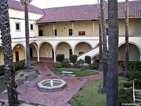 Torrance High School courtyard = Sunnydale High School courtyard Sunnydale High School Buffy, Sunnydale Aesthetic, Mediator Aesthetic, School Courtyard, Sunnydale High School, Cordelia Chase, Tv Horror, Sims Ideas, Beverly Hills 90210