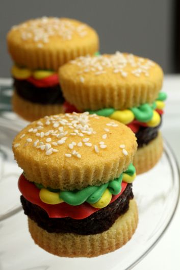 Hamburger Slider Cupcakes 1 Hamburger Cupcakes, Hamburger Sliders, Hamburger Cake, Pecan Cake, Dessert Ingredients, Yellow Cake Mixes, Brownie Mix, Cupcake Recipes, Cooking And Baking