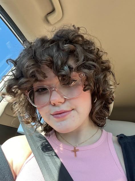 Round Face Short Wavy Hair, Short Curly Hair On Round Faces, Short Curly Hair Round Face, 3a Curly Hair, Fluffy Curly Hair, Loose Curls Hairstyles, Highlights Curly Hair, Short Grunge Hair, Hair Inspiration Short