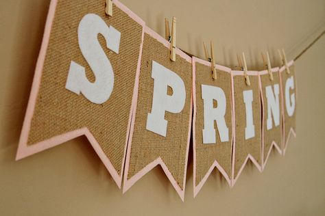 Burlap Banner Ideas, Bunting Tutorial, Easiest Burlap, Make Bunting, Diy Frühling, Felt Bunting, Bunting Diy, Burlap Bunting, Spring Banner