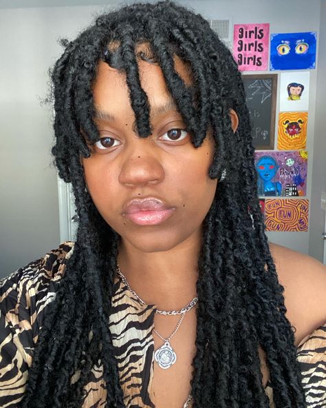 Locs Hairstyles For Women With Bangs, Mullet Hairstyle Women Locs, Cut Natural Hairstyles For Black Women, Faux Locs Mullet, Mullet With Locs, Butterfly Locs Drawing, Locs With Curly Bangs, Mullet Box Braids, Mullet Braids Black Women