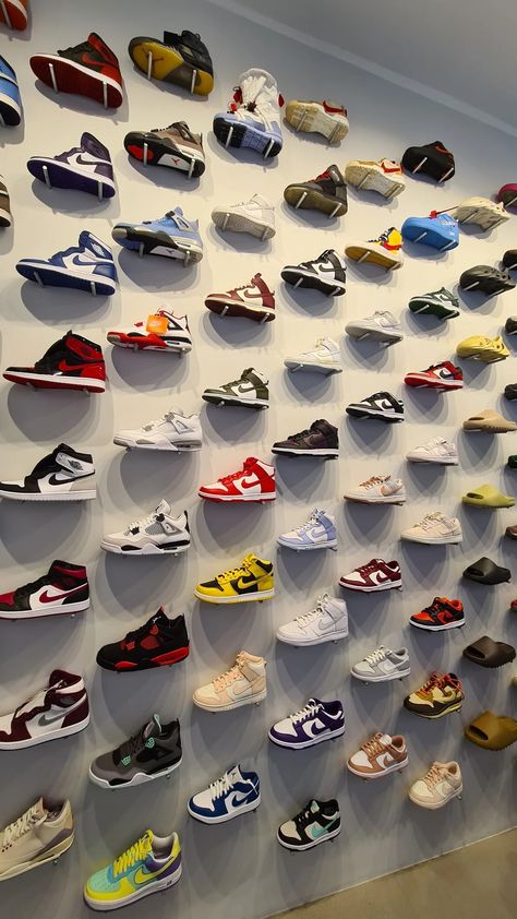 Shoes Collection Aesthetic, Sneakerhead Room, Shoe Store Design, Nike Shoes Women Fashion, Shoe Room, Shoe Wall, Crossfit Shoes, 2160x3840 Wallpaper, Nike Fashion Shoes