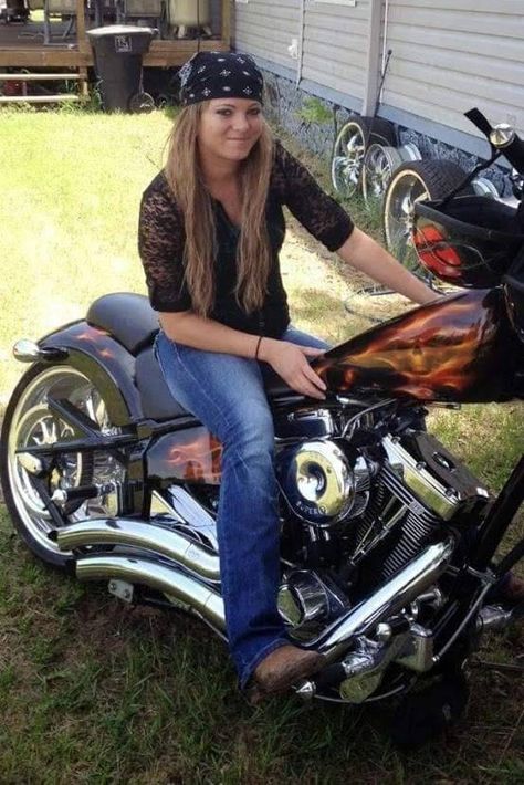 Real Biker Babes Biker Mom, Biker Girl Outfits, Female Motorcycle Riders, Cafe Racer Girl, Biker Babe, Motorbike Girl, Biker Lifestyle, Lady Riders, Vintage Biker