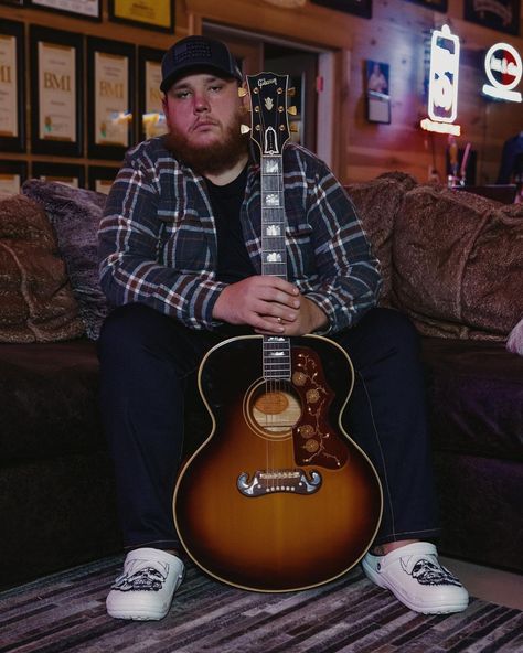 Best Country Singers, Luke Combs, Beautiful Wallpapers For Iphone, Country Music Stars, Cool Countries, Country Singers, Music Star, Ed Sheeran, Country Music