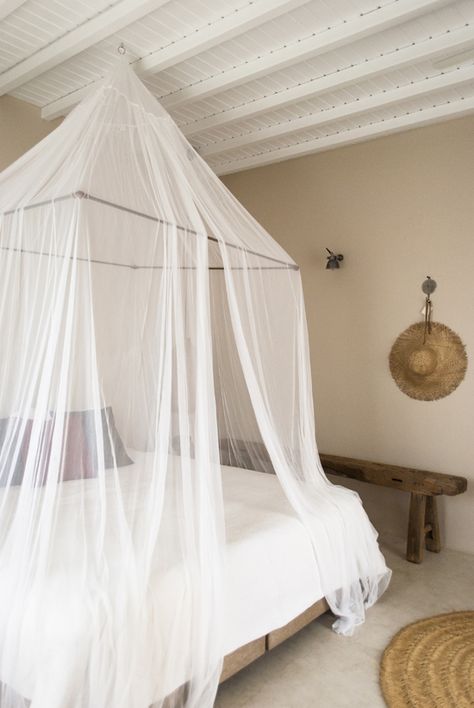 . Mosquito Net Ideas, Mediterranean Bedrooms, Bedroom Design Styles, Bohemian Interiors, Canopy Beds, Mykonos Hotels, Tropical Bedrooms, Gorgeous Bedrooms, Bedroom Renovation