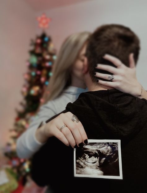 Christmas Bump Photos, Christmas Baby Bump Pictures, Christmas Baby Announcement To Parents, Pregnancy Photoshoot Christmas, Christmas Maternity Shoot Ideas, Winter Pregnancy Announcement Photoshoot, Pregnancy Photos Christmas, Christmas Maternity Pictures Family, Pregnant Christmas Pictures