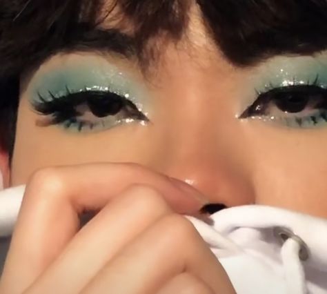 Mermaid Eyeshadow Looks, Aqua Eye Makeup, Teal Quinceanera Ideas, Teal Green Makeup Look, Teal Blue Makeup Look, Brown And Teal Makeup, Mint Eye Makeup, Mint Makeup Looks, Teal Douyin Makeup