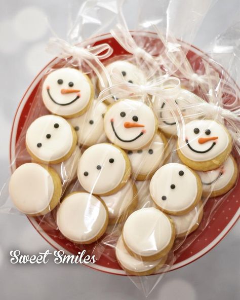 Jul Kaka, Kue Macaroon, Christmas Cookies Gift, Cookies Ideas, Snowman Cookies, Xmas Cookies, Christmas Sugar Cookies, Christmas Cookies Decorated, Christmas Snacks