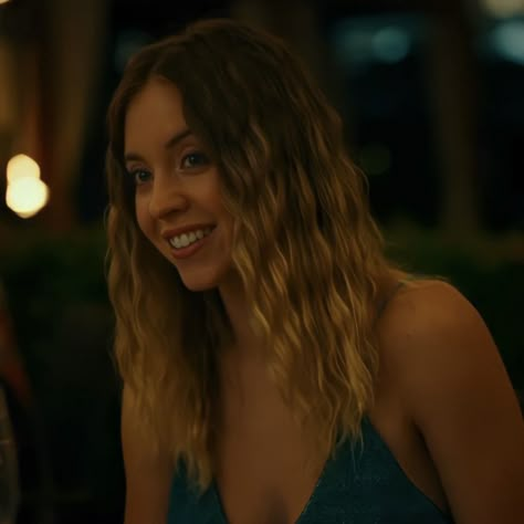 give credits !! Sydney Sweeney Smiling, Olivia Mossbacher, At The Beach Drawing, Sydney Sweeney Icons, The Beach Drawing, Collecting Shells, Cassie Howard, Beach Drawing, Rafe Cameron