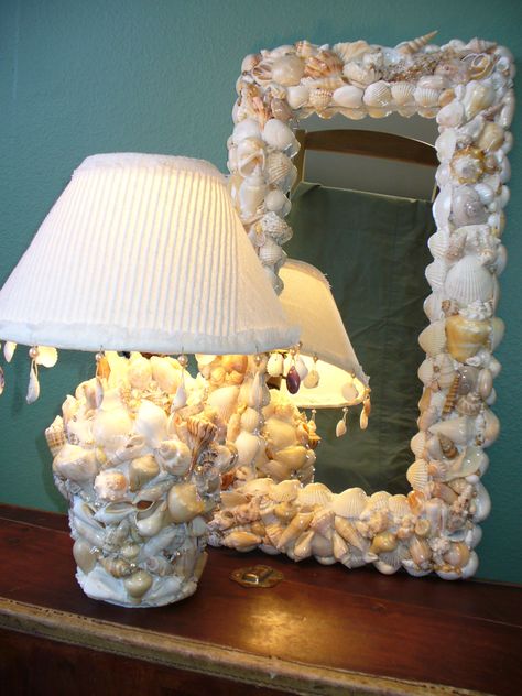 sea shell lamp and mirror Seashell Lampshade, Shell Lamp Diy, Sea Shell Lamp, Seashell Art Diy, Diy Lamps, Dark Mirror, Shell Ideas, Shell Lamp, Lamp Diy