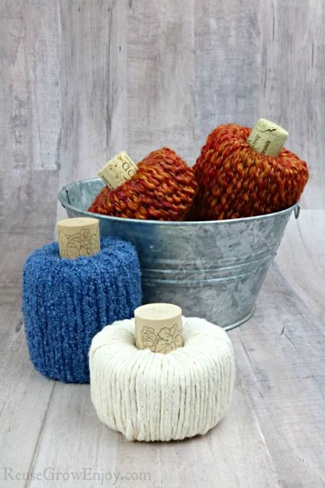 Don't toss that pool noodle in the trash when it is worn out. Here is a pool noodle craft for DIY decor pumpkins. These are so easy to make and turn out super cute! Pool Noodle Crafts Decor, Holiday Yarn Crafts, Pumpkin Crafts For Adults, Pool Noodle Craft, Pumpkin Craft Ideas, Noodle Crafts, Craft Ideas For Adults, Decoupage Pumpkins, Pool Noodle Crafts