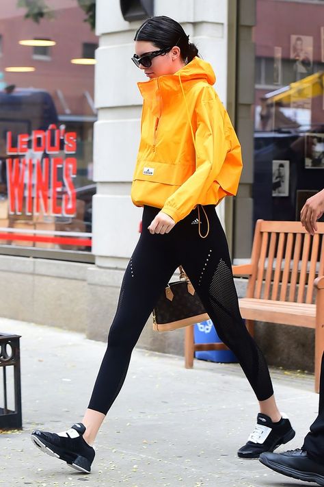 90s Workout Clothes, Summer Workout Outfits, Simple Street Style, Kendall Jenner Street Style, Modele Fitness, Robert Kardashian, Sporty Outfit, Street Style Bags, Kendal Jenner