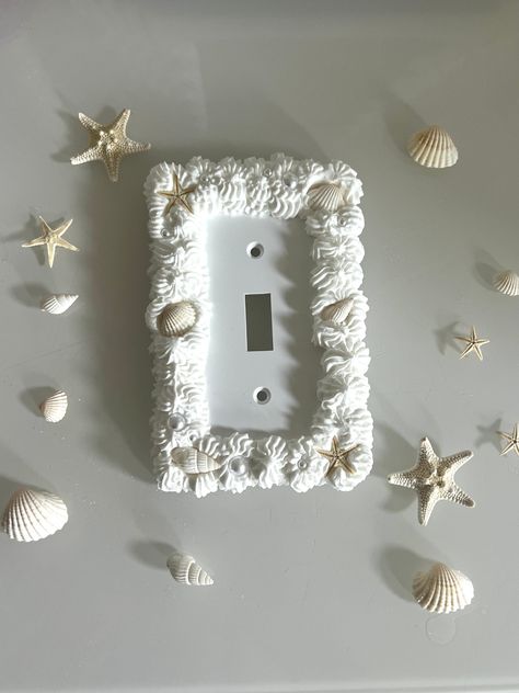 Spice up your home with our Coastal Seashell Cake Wallplate Cover! Fits one standard light switch!  🐚 Made to order: Please allow 72 hours to create and ship! 🐚 🧁Please avoid getting Faux Cake Frosting wet or applying hard pressure / weight 🧁 🌈 Color customization: Send us a message to request a new color or pattern! 🌈 *Comes with one 2.8 inch wallplate and hardware per order* Beachy Decorations, Seashell Room Decor, Shell Wall Decor, Room Ideas Beach, Pink Beachy Room, Light Switch Cover, Coastal Room Decor, Beachy Room Decor, Coastal Bathroom Decor