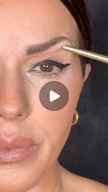 MMB - Makeup Artist on Instagram: "EYE LINER PAUPIÈRES TOMBANTES Makeup paupières tombantes, tutoriel liner fumé #makeup #makeuptutorial #tutorials #eyeliner #paupierestombantes #hoodedeyes #maybelline #skyhighmascara #slaparislovers #slaparis @slapariscosmetics @maybelline #paletteslaparis" How To Hooded Eye Makeup, Makeup Ideas Wedding Guest Smokey Eye, Videos Of Makeup Tutorials, Big Liner Eye Makeup, Golden Smokey Eye Tutorial, Makeup Small Eyelids, How To Line Eyes, Heavy Eyelid Makeup, 40s Eye Makeup