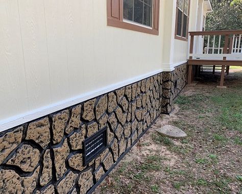 Decks For Trailers Mobile Homes, Rock Skirting Mobile Home, Vinyl Skirting For Mobile Homes, Foundation Skirting Ideas, Trailer Home Skirting Ideas, She’d Skirting Ideas, Diy Skirting For Mobile Homes, Trailer Underpinning Ideas, Shed Underpinning Ideas