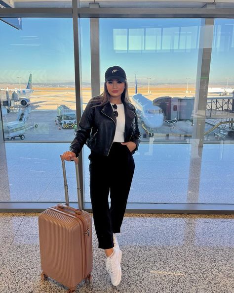 Airport Joggers Outfit, Airport Bags Travel, Airport Pose, Outfit Argentina, Aero Look, Comfy Airport Outfit, Comfortable Travel Outfit, Cute Travel Outfits, Nyc Outfits