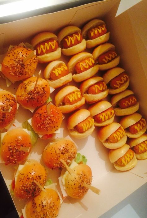 Mini hot dog 🌭 &  Mini Burger 🍔 Mini Hot Dogs, Mini Burger, Wild Birthday Party, Dog Wrap, Food Hampers, Mini Burgers, Kids Party Food, Finger Food, Pretzel Bites