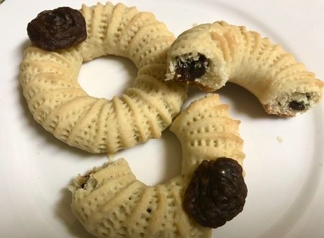 🇩🇿Algerian Pinched Bracelet cookies Filled with Dates - Nekkache Algerian Cookies Recipe, Molded Cookies, Date Cookies, Ethnic Diversity, Eid Food, Orange Blossom Water, Filled Cookies, Clarified Butter, Moon Cake