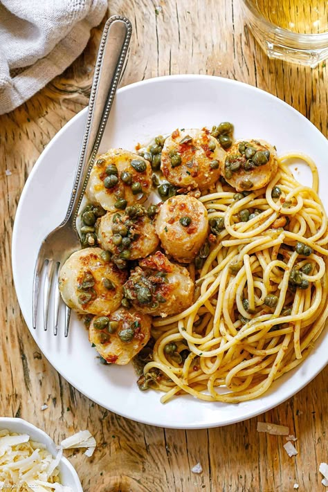 Pan-Seared Scallop Pasta - #scallops #pasta #recipe #eatwell101 - Scallop pasta are so easy to make at home! This pasta dinner with sea scallops is a perfect date-night recipe and comes together in just 20 minutes! - #recipe by #eatwell101® Summer Scallop Recipe, Baby Scallop Recipes, Bay Scallop Pasta, Scallops Dinner Ideas, Scallop Pasta Recipe, Scallops Pasta, Caper Butter Sauce, Scallop Recipes Healthy, Scallop Recipes Pasta