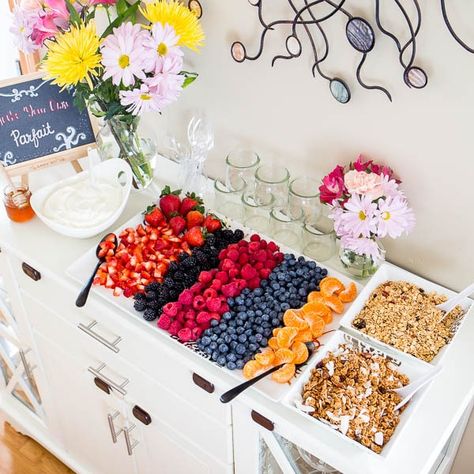 3 Tips for Perfect Brunch Yogurt Parfait Bar!!! Effortless, yet chic this colorful make-your-own-parfait bar is easy to put together and is sure to impress. #brunch #yogurtparfaitbar #brunchmenu #bridalshower #springbabyshower Yogurt Parfait Bar, Parfait Bar, Baby Shower Brunch Food, Kids Yogurt, Graduation Brunch, Brunch Bar, Brunch Decor, Yogurt Bar, Baby Brunch