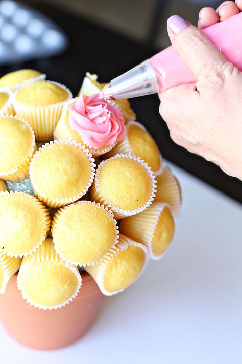 Cupcake Bouquet Diy, Diy Flower Cupcakes, Flower Cupcake Bouquet, Mini Cupcake Bouquets, Cupcake Flower Pots, Cupcake Bouquet Tutorial, Fruit Bouquet Diy, Cupcake Arrangements, Cupcake Flower Bouquets