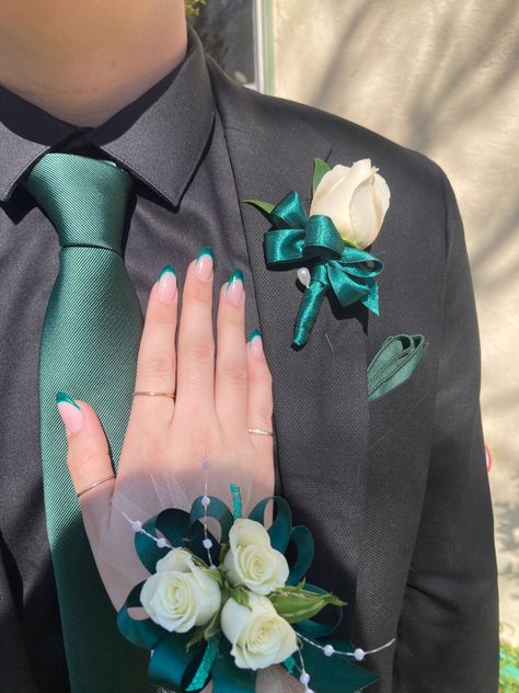 Green Prom Couple, Quince Chambelanes Outfits, Chambelanes Outfits Quinceanera, Chambelanes Outfits, Prom Flowers Bouquet, Prom Flowers Corsage, Prom Bouquet, Prom Corsage And Boutonniere, Emerald Green Prom Dress