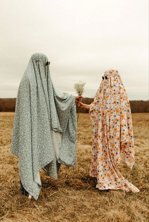 #ghost #halloween #spookyseason #halloweenphotoshoot #ghostphotos #ghostphotoshoot #fall #autumn Fall Styled Photoshoot, Two Witches Photoshoot, Halloween Costume Mini Session, Friend Ghost Photoshoot, Ghost Sheet Photoshoot Best Friends, Sheet Ghost Photoshoot, They Them, Ghost Photoshoot Ideas, Halloween Photo Shoots