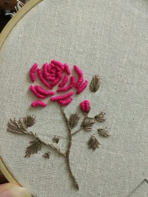 Embroidery rose Family Tree Embroidery, Kurti Embroidery, Textile Art Embroidery, Embroidery Hearts, Diy Embroidery Designs, Embroidery Tshirt, Floral Embroidery Patterns, Hand Embroidery Videos, Diy Embroidery Patterns