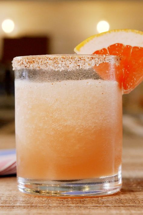 Frozen Paloma Alcoholic Fruit, Peach Margarita Recipes, Pineapple Martini, Grapefruit Margarita Recipe, Tequila Drinks Recipes, Mexican Hot Chocolate Recipe, Michelada Recipe, Paloma Recipe, Happy Juice