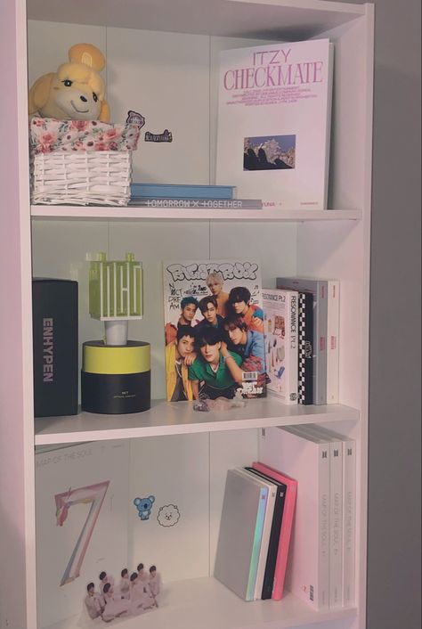 aesthetic kpop room album shelf inspo organization nct enhypen itzy txt bts Kpop Merch Organization, Itzy Room Decor, Kpop Album Shelf Ideas, Kpop Album Display, K Pop Album Shelf, Album Shelf, Kpop Shelves, Kpop Bookshelf, Kpop Shelf Ideas