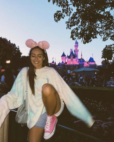 Emma Leger Disneyland, Disney Outfits Dresses, Kawaii Disney Outfit, Disneyworld Outfits Women Fall, Disneyland Poses Ideas, Disney Fits Aesthetic, Disney World Fits, Cold Disney Outfits, Summer Disney Outfits