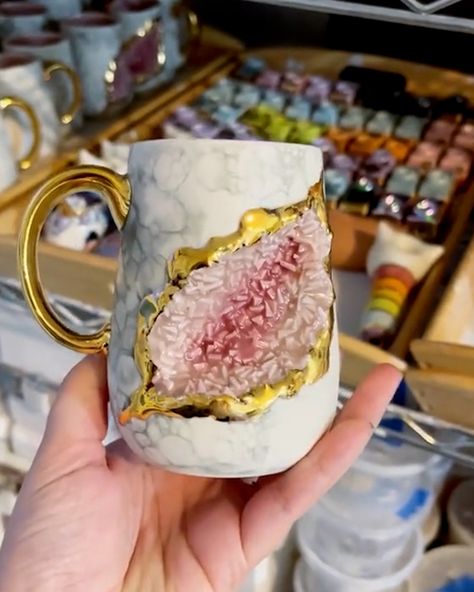 Geode Mug, Resin Arts, Geode Wedding, Wedding Cups, Diy Cups, Pottery Ideas, Resin Diy, Resin Crafts, Resin Art