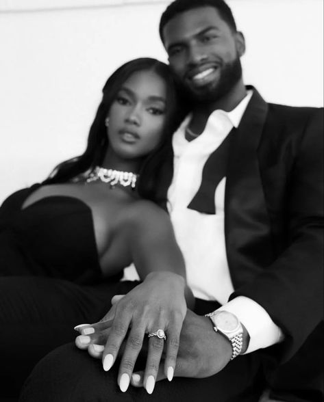 Engagement Photo Shoot Poses, Couple Engagement Pictures, Engagement Pictures Poses, Poses Couples, Couples Engagement Photos, Black Couple, Black Love Couples, Couple Photoshoot Poses, Engagement Photo Poses