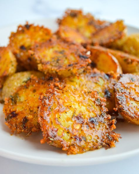 Parmesan Encrusted Potatoes, Viral Crispy Garlic Parmesan Crusted Potatoes, Crispy Pan Potatoes, Parmesan Crusted New Potatoes, Tik Tok Parmesan Crusted Potatoes, Park Crusted Potatoes, Parmesan Crusted Potatoes Recipe, Crushed Parmesan Potatoes, Parmesan Crusted Potato