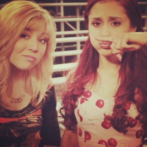 Sam and cat! New showw ahhhh!! I want to aee it! jennette mcCurdy and Ariana Grnde Victorious Cat, Mac Miller Ariana, Mac Miller And Ariana Grande, Ariana Grande Cat, Icarly And Victorious, Paznokcie Hello Kitty, Ariana Grande Facts, Victorious Cast, Sam & Cat