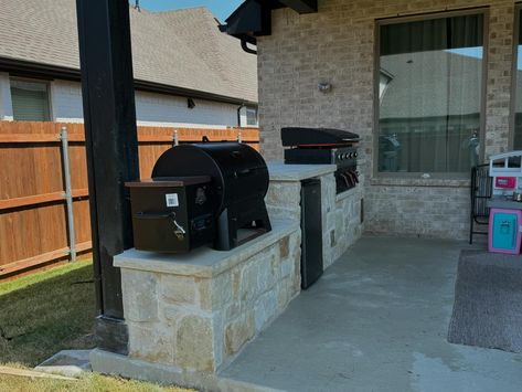 Outdoor Kitchen made of Stone , Pellets Smoker and Blackstone Flattop w/ Air-fryer and Chiseled Stone Countertop .. Simple Outdoor Kitchen Blackstone, Offset Smoker Outdoor Kitchen, Built In Smoker Outdoor Kitchen, Built In Traeger Outdoor Spaces, Outdoor Kitchen With Blackstone, Outdoor Kitchen With Smoker, Smoker Outdoor Kitchen, Outdoor Countertop, Chiseled Stone