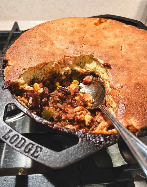 Easy Chili Cornbread Skillet Casserole Bake is a family-favorite dinner in our house. The recipe combines the rich flavors of chili with a comforting golden cornbread top, all perfectly combined in a single skillet. Chili Cornbread Casserole Recipe in a cast iron skillet baked to golden brown cornbread on top. Easy delicious chili cornbread bake! Chili Cornbread Bake, Chili Cornbread Casserole, Cornbread Casserole Recipe, Corn Bread Bake, Skillet Cornbread, Chili Toppings, Chili And Cornbread, Cornbread Casserole, Easy Chili