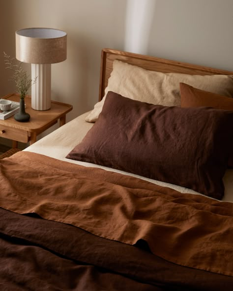 Mismatched Linen Bedding, Bedroom Linens Bedding, Bedroom Sheets Ideas, Cozy Earth Tone Bedroom, Warm Earthy Bedroom, Linen Sheets Bedroom, Winter Room Ideas, Fall Winter Bedding, Linen Bedding Styling