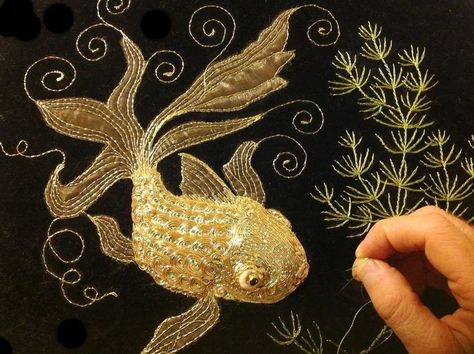 Sculpture Textile, Bijoux Art Deco, Gold Work Embroidery, Chinese Embroidery, Golden Fish, Tambour Embroidery, Oh Oh, Couture Embroidery, Thread Painting