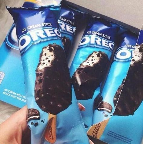 Oreo ice cream stick sweet yummy ice cream dessert oreo ice cream stick Oreo Flavors, Oreo Ice Cream, Oreo Cupcakes, Junk Food Snacks, Ice Cream Stick, Avicii, Food Snapchat, Frappe, Yummy Food Dessert