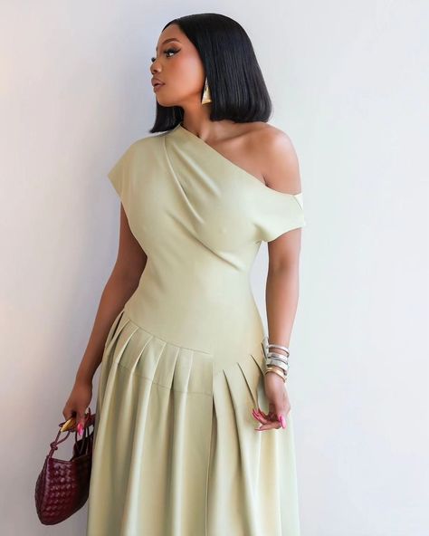 A perfect gown for a date night. Effortlessly elegant! Sometimes, simplicity speaks volumes. @bonang_m Dress: @chatsbycdam Photo: @scott.hurly Follow @glamcityz for more style inspos #GlamCityz #BonangMatheba #MaxiDress #StyleInspo #styles #fashion #dinnerdate Bonang Matheba Dresses, Demure Outfit, Bonang Matheba, Frontal Hair, African Print Maxi Skirt, Dinner Dress Classy, Sophisticated Outfits, Effortlessly Chic Outfits, Casual Chic Outfit